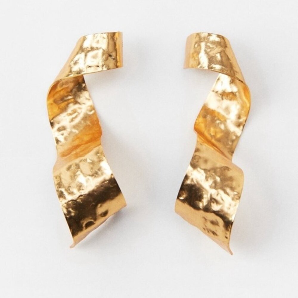 NWT. Zara Golden Embossed Metal Earrings 🔥✨✨✨